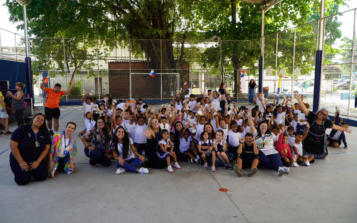 Crianças da Escola Municipal Madre Tereza de Calcutá foram presenteadas com chocolates - Divulgação / Colégio Objetivo