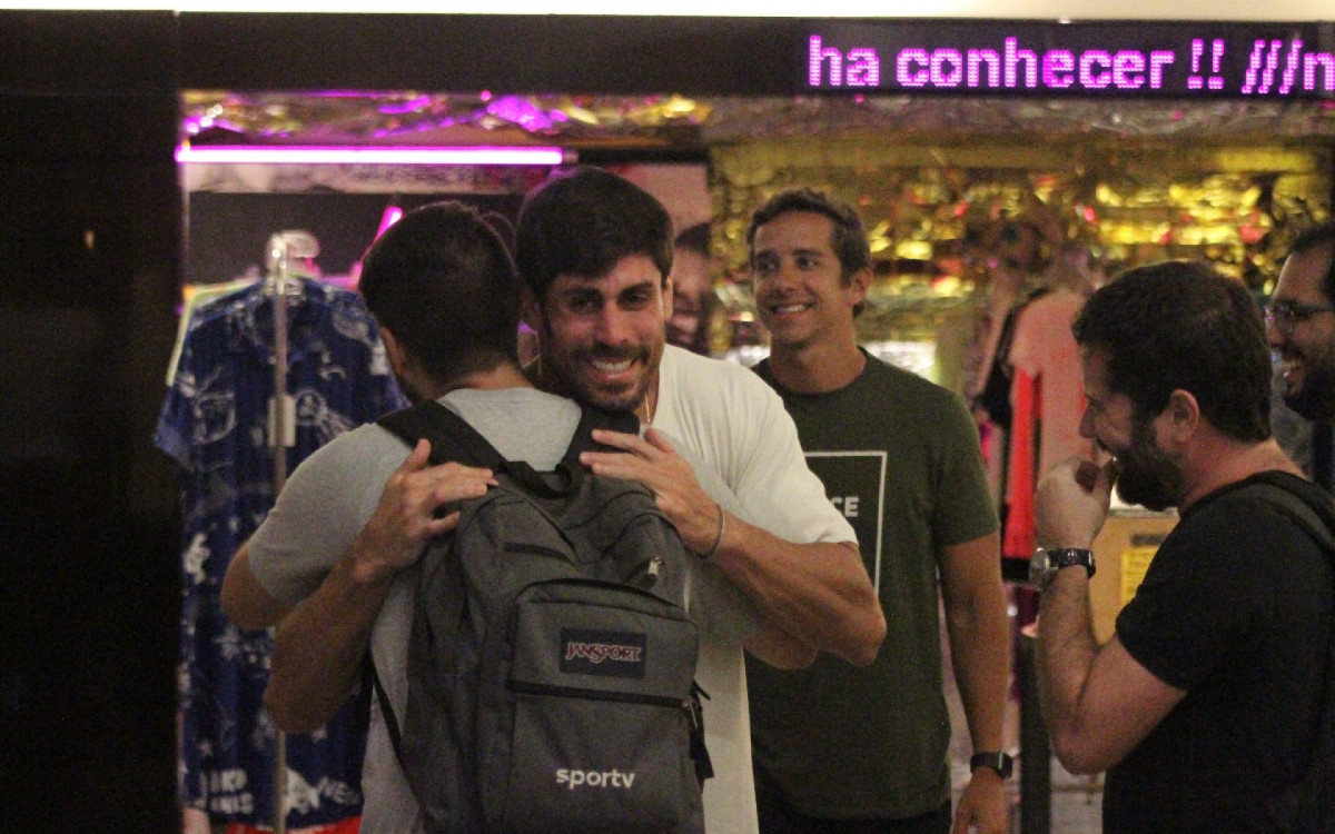 Cara de Sapato vai &agrave; pr&eacute;-estreia de filme na Zona Sul do Rio e faz sucesso com f&atilde;s