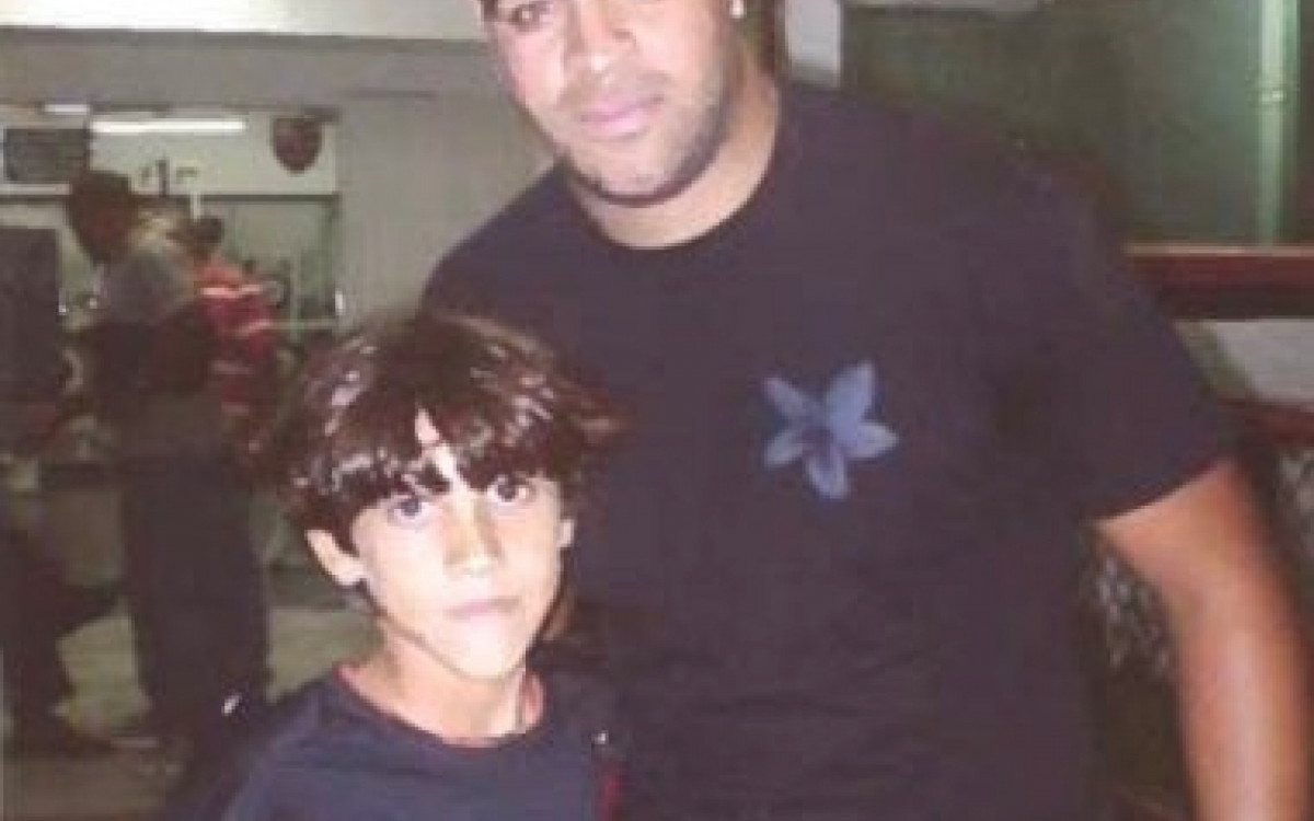 Pedro conseguiu refazer a foto com Adriano Imperador em 2009