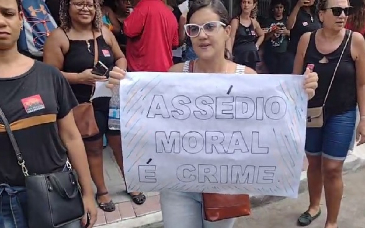 Professores protestaram com cartazes entre eles contra o ass&eacute;dio moral nas escolas municipais
