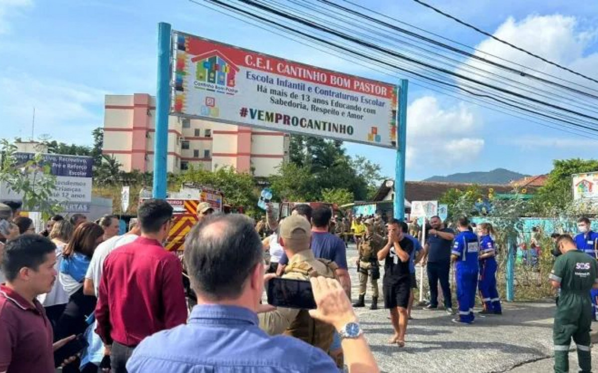 Na frente da escola, pais se aglomeravam em desespero em busca de notícias - Reprodução: redes sociais