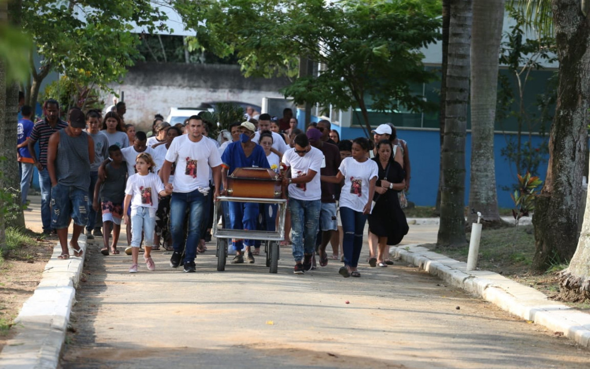 Familiares de amigos se despedem de Michele Vila Pinto, vítima de feminicídio. A mulher teve morte cerebral confirmada após ser esfaqueada por companheiro - Cleber Mendes / Agência O Dia
