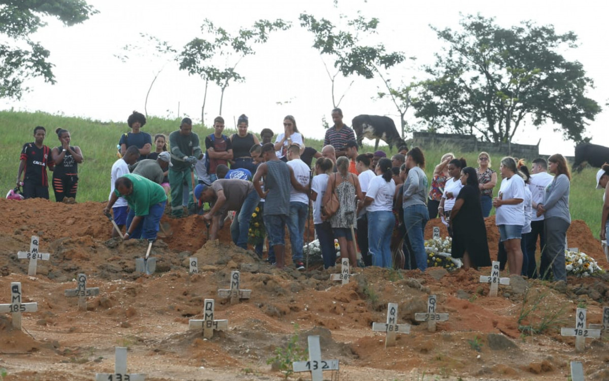 Michele Vila Pinto, vítima de feminicídio, é enterrada no Cemitério da Jaqueira, em Queimados - Cleber Mendes / Agência O Dia