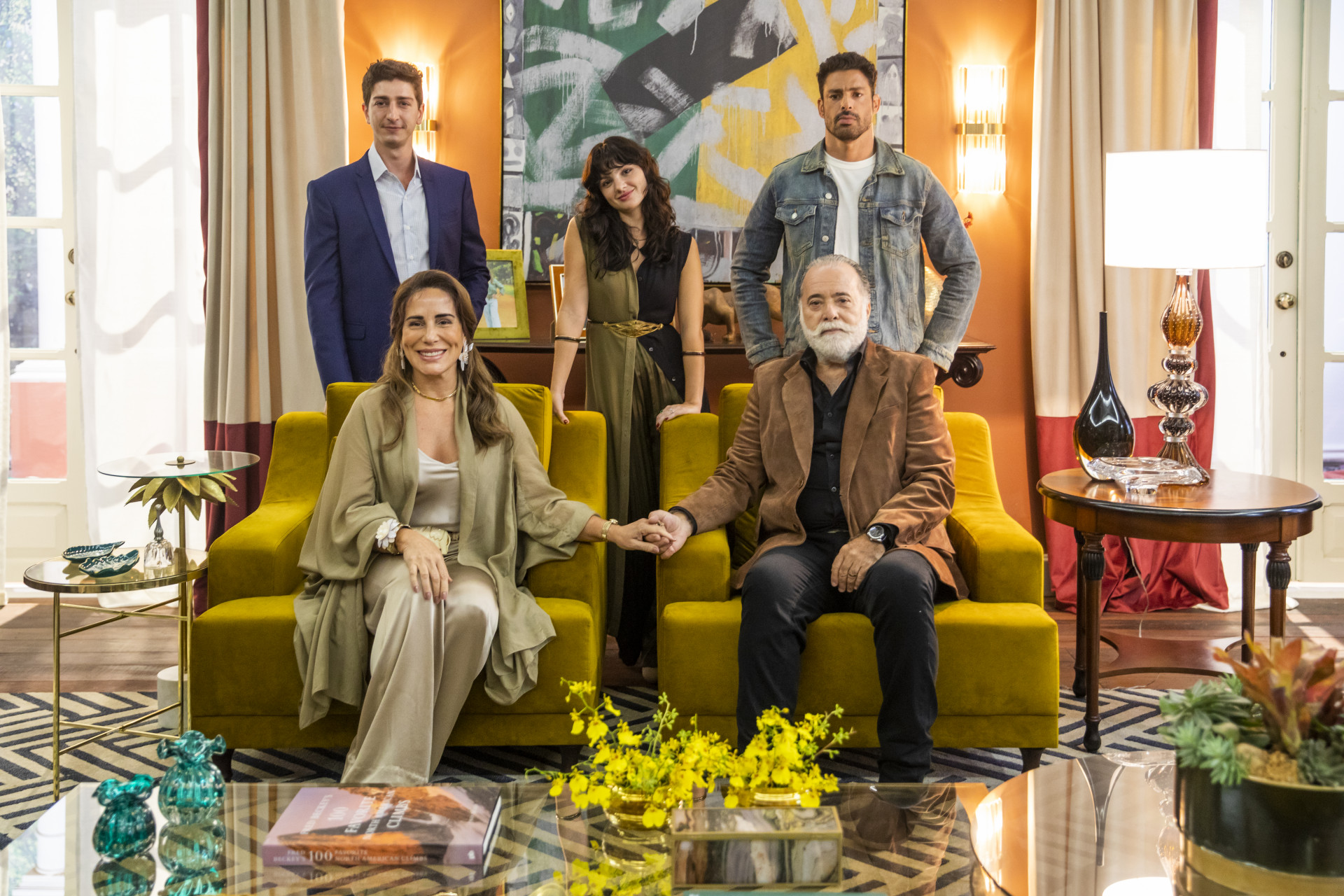 Daniel (Johnny Massaro), Petra (Débora Ozório), Caio (Cauã Reymond), Irene (Glória Pires) e Antônio (Tony Ramos) estão em 'Terra e Paixão', de Walcyr Carrasco -  Globo/João Miguel Júnior