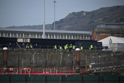 Governo britânico aluga navio para alojar solicitantes de asilo