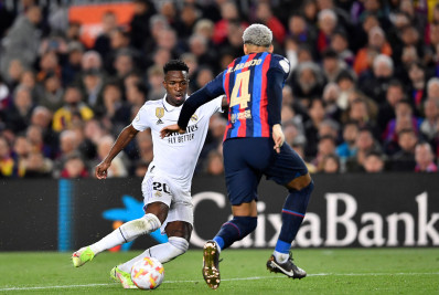 Zagueiro do Barcelona explica confusão com Vini Jr e diz: 'Grande jogador, mas tem que se concentrar em jogar'