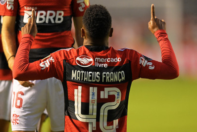 Diretor do Flamengo confirma proposta do Crystal Palace por Matheus França e diz: 'A gente vai avaliar'