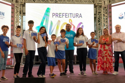 Prefeitura faz entrega do Cartão Educação para alunos da rede pública