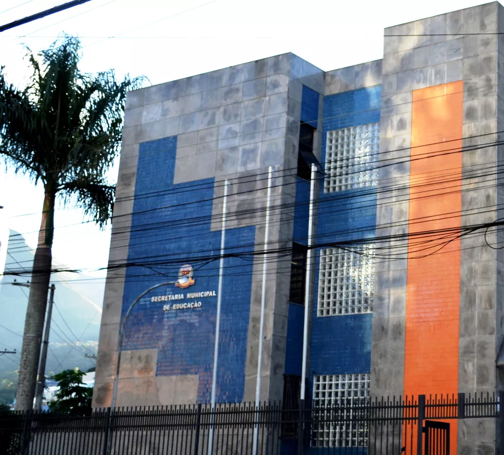 Professora é afastada após ser acusada de mandar mensagem com teor sexual para aluno em Teresópolis