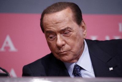 Berlusconi deixa UTI, mas continua internado em Milão