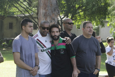 Velório de torcedor do Fluminense morto a tiros reúne familiares e amigos no Caju