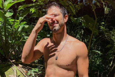 Romulo Estrela posa sem camisa em cachoeira e arranca suspiros de fãs