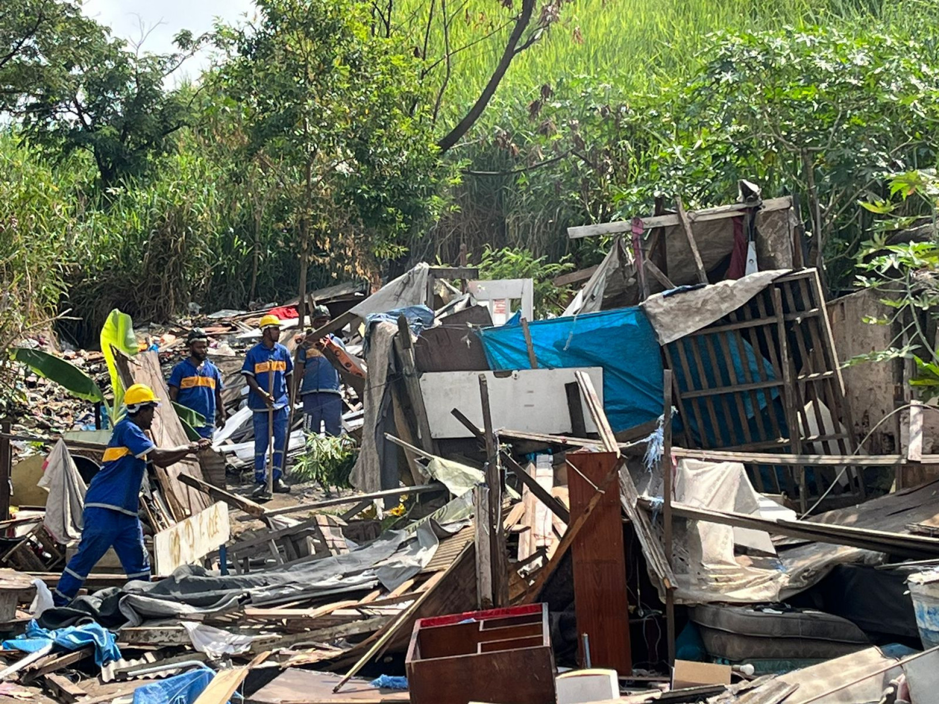 Agente da Seop e da Subprefeitura da Zona Norte desmontaram 13 estruturas irregulares na Avenida Pastor Martin Luther King - Divulgação / Seop