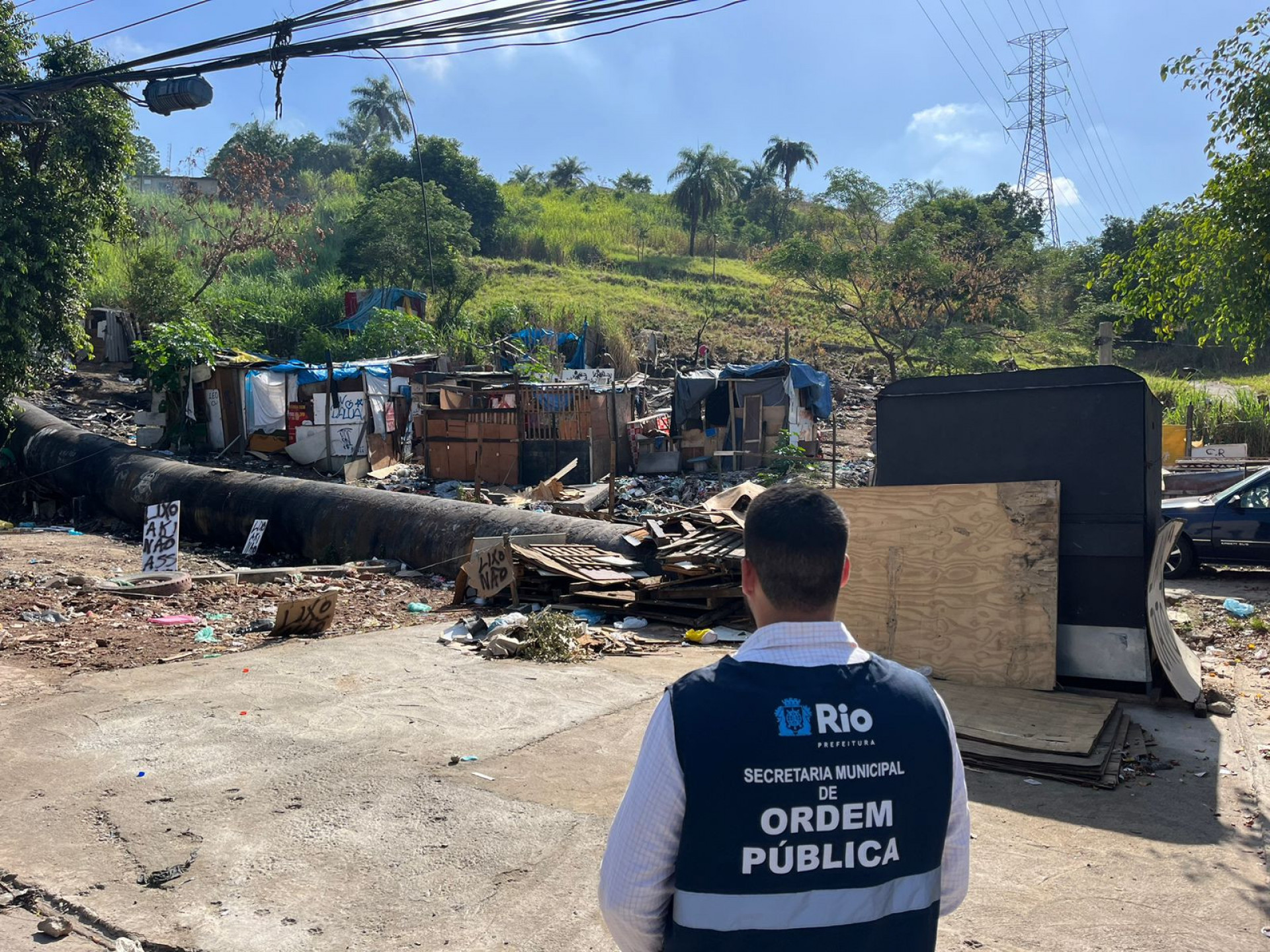 Agente da Seop e da Subprefeitura da Zona Norte desmontaram 13 estruturas irregulares na Avenida Pastor Martin Luther King - Divulgação / Seop