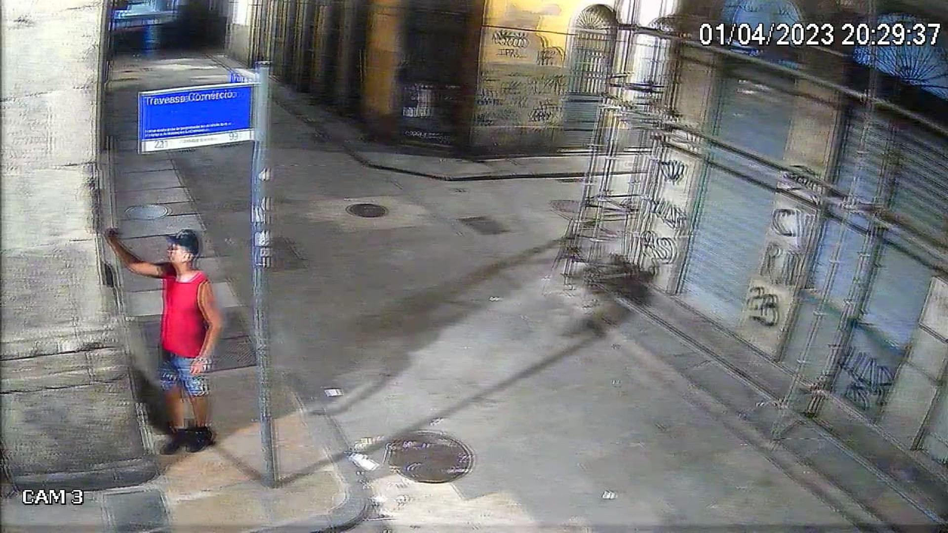 Ato foi cometido em momento de baixo movimento nas ruas da região do Centro - Reprodução de vídeo