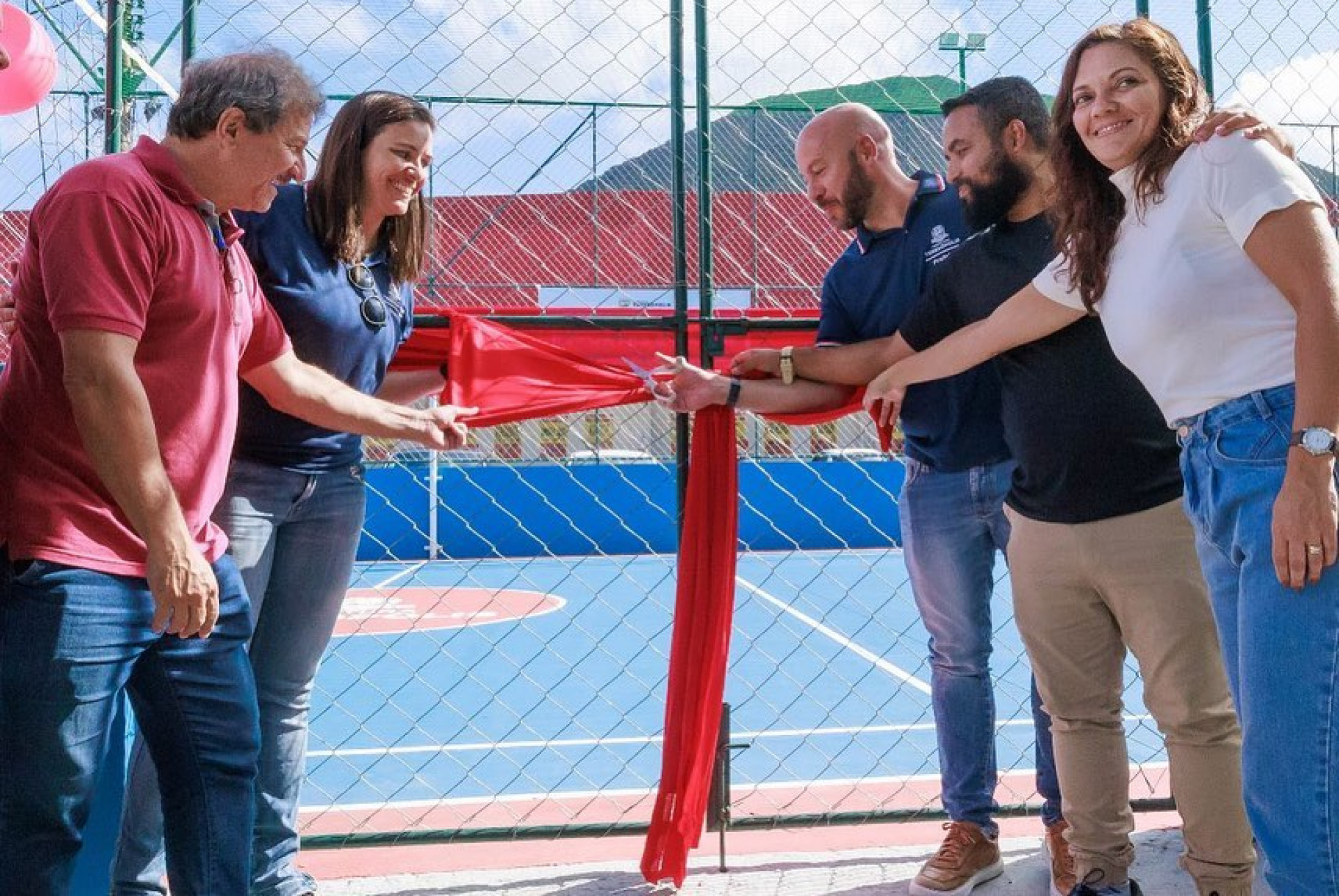 Prefeito Vinicius Claussen inaugura quadra do Meudon acompanhado dos vereadores Márcia Valentim, Diego Barbosa e Teco Despachante e da Secretária de Esportes e Lazer, Gisele Fernandes - Bruno Nepomuceno