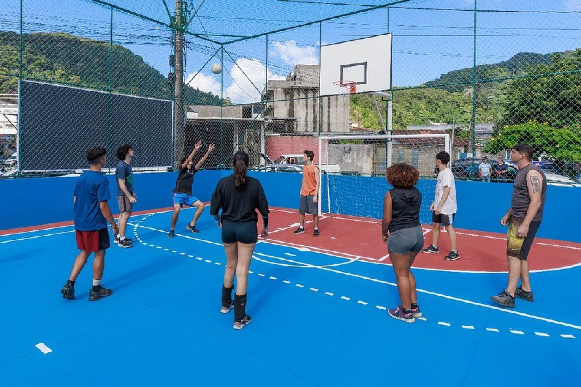 Moradores do bairro do Meudon desfrutando da nova quadra, entregue reformada. - Bruno Nepomuceno