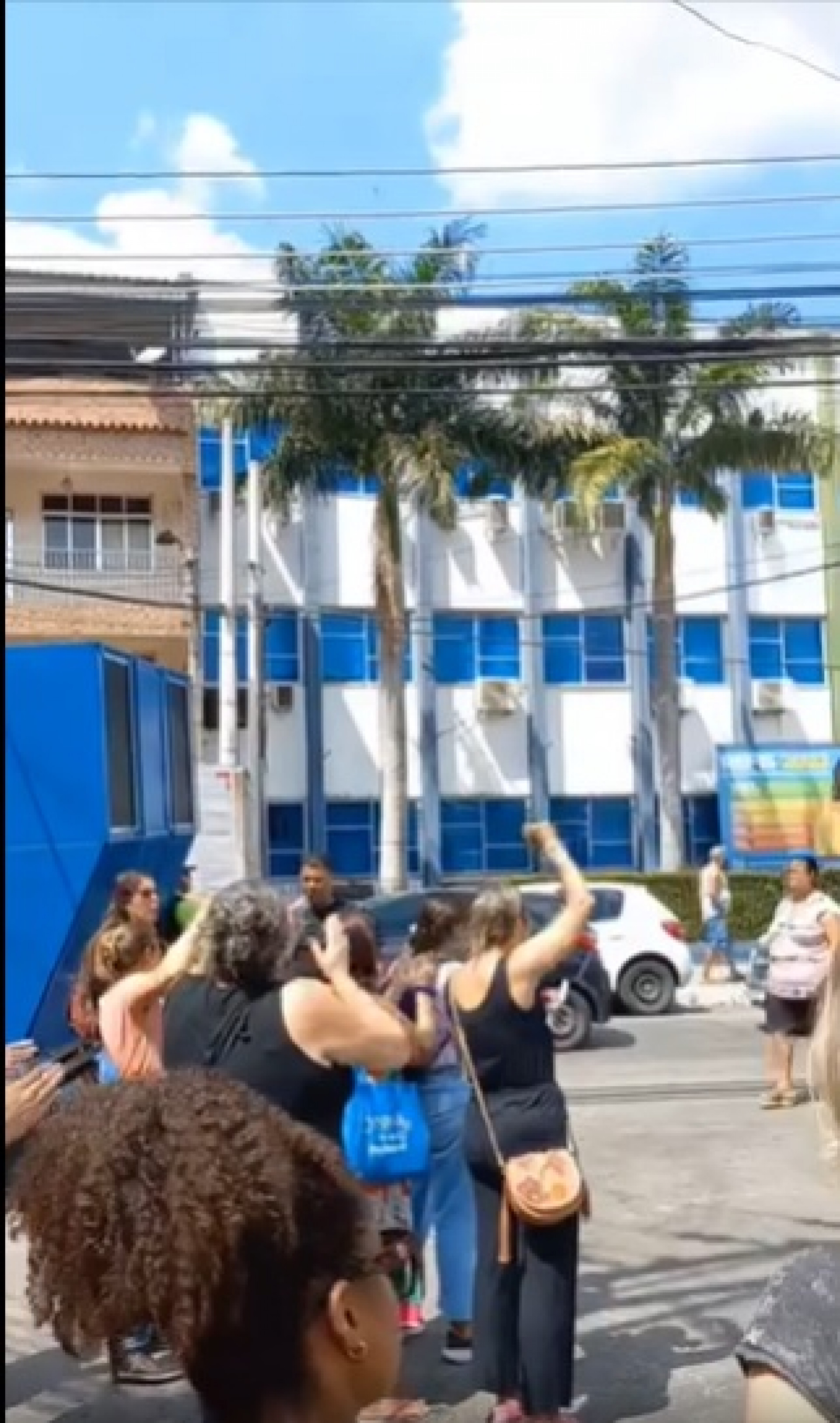 Os professores protestaram na frente da Prefeita de Nil&oacute;polis