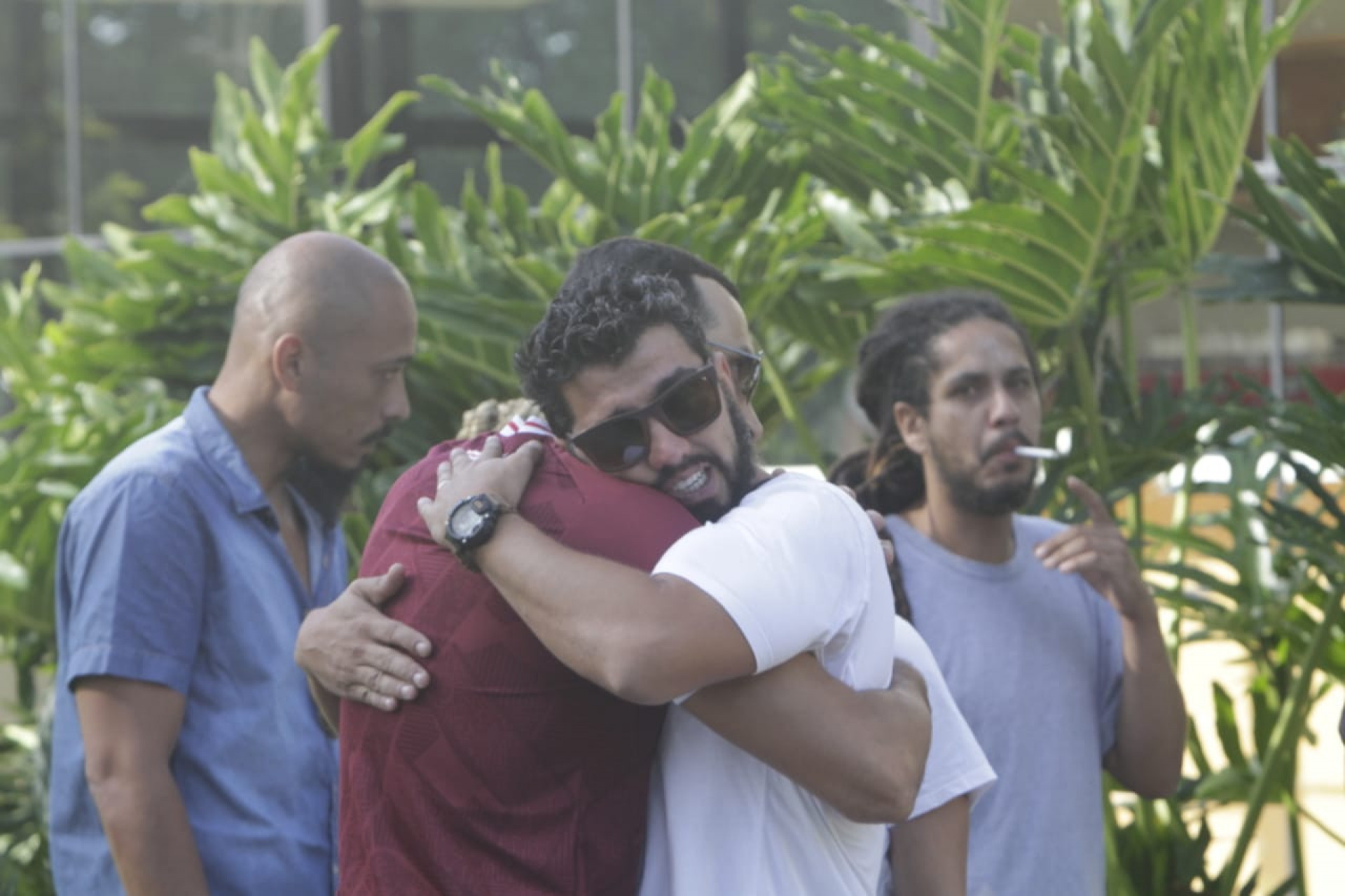 Amigos se reúnem para velório do cinegrafista - Marcos Porto / Agência O Dia