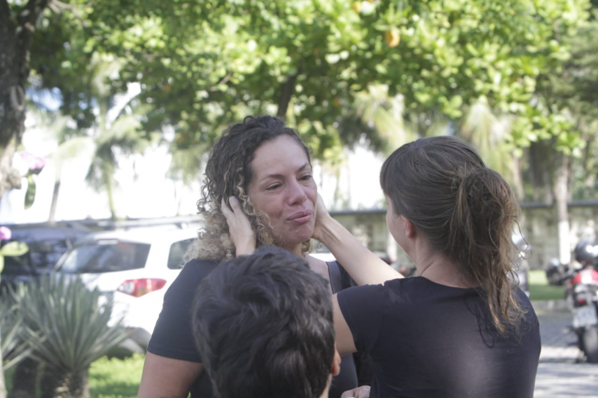 Amigos se reúnem para velório do cinegrafista - Marcos Porto / Agência O Dia