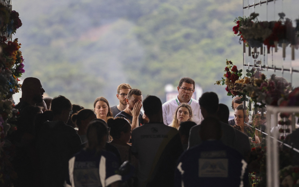 Sob forte emoção, crianças vítimas de ataque a creche em Blumenau são enterradas