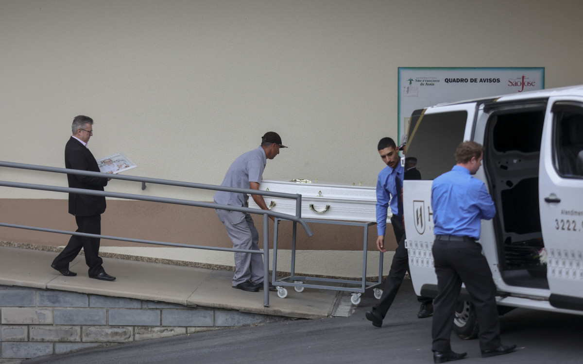 Sob forte emo&ccedil;&atilde;o, crian&ccedil;as v&iacute;timas de ataque a creche em Blumenau s&atilde;o enterradas