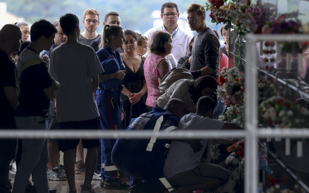 Sob forte emo&ccedil;&atilde;o, crian&ccedil;as v&iacute;timas de ataque a creche em Blumenau s&atilde;o enterradas