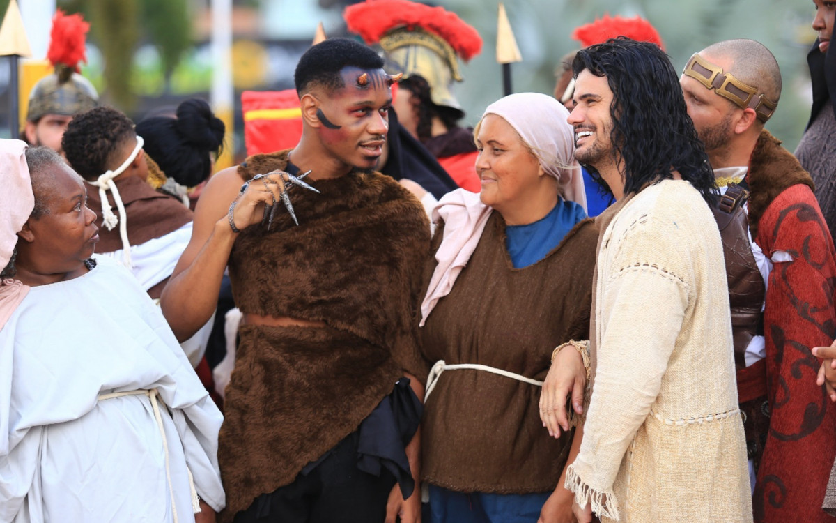 O ator Abra&atilde;o Costa interpreta o Diabo. O diretor Jefferson Alencar &eacute; Jesus Cristo