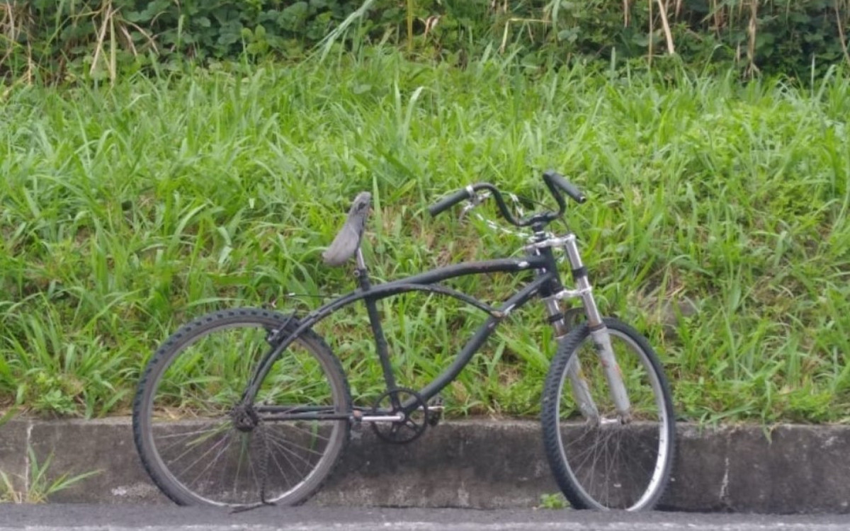 O ciclista que pilotava esta bicicleta envolvida no acidente com caminhão e um carro de passeio teve ferimentos leves.