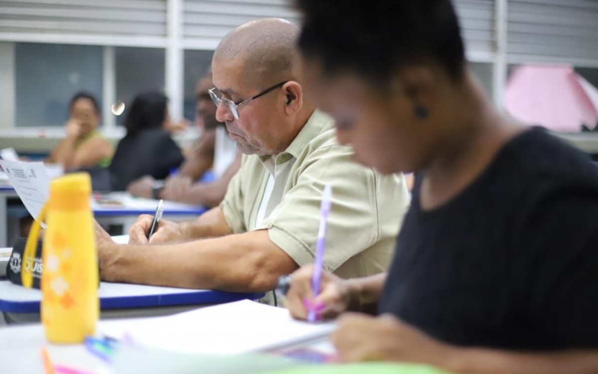 M&aacute;rcio Freitas se sentou pela primeira vez em uma carteira escolar somente em 2022