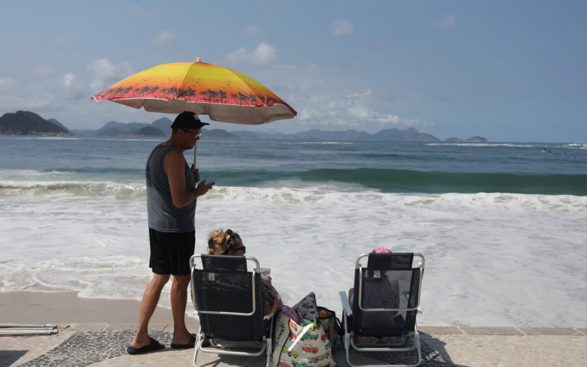 Família aproveita a orla da praia de Copacabana