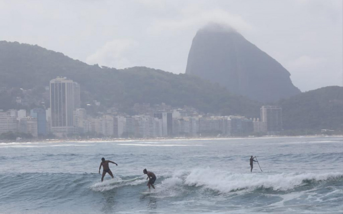 Surfistas aproveitam ondas na Praia de Copacabana - Pedro Ivo / Agência O Dia