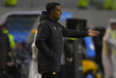 Técnico do Aucas se emociona e dedica vitória sobre o Flamengo na Libertadores ao irmão: 'Presente para ele'