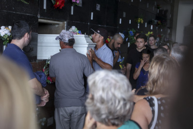 Crianças mortas em creche são enterradas em SC