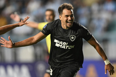 Meia do Botafogo fala sobre cirurgia para tratar lesão rara: 'Um dos momentos mais difíceis da minha vida'