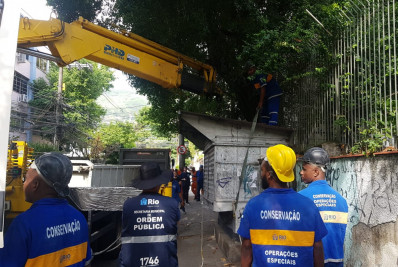 Prefeitura remove banca de jornal abandonada no Andaraí 