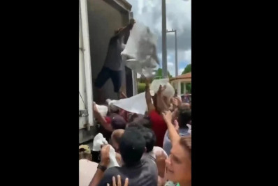 Homem joga peixe na população em ação da prefeitura de Anapurus (MA)