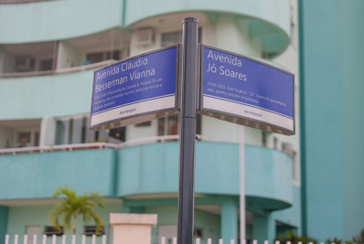 Prefeitura instala placa de avenida que presta homenagem a Jô Soares