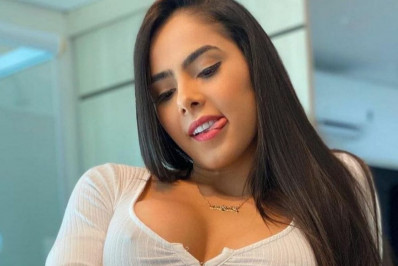 Juliana Caetano provoca web com zoom em parte íntima
