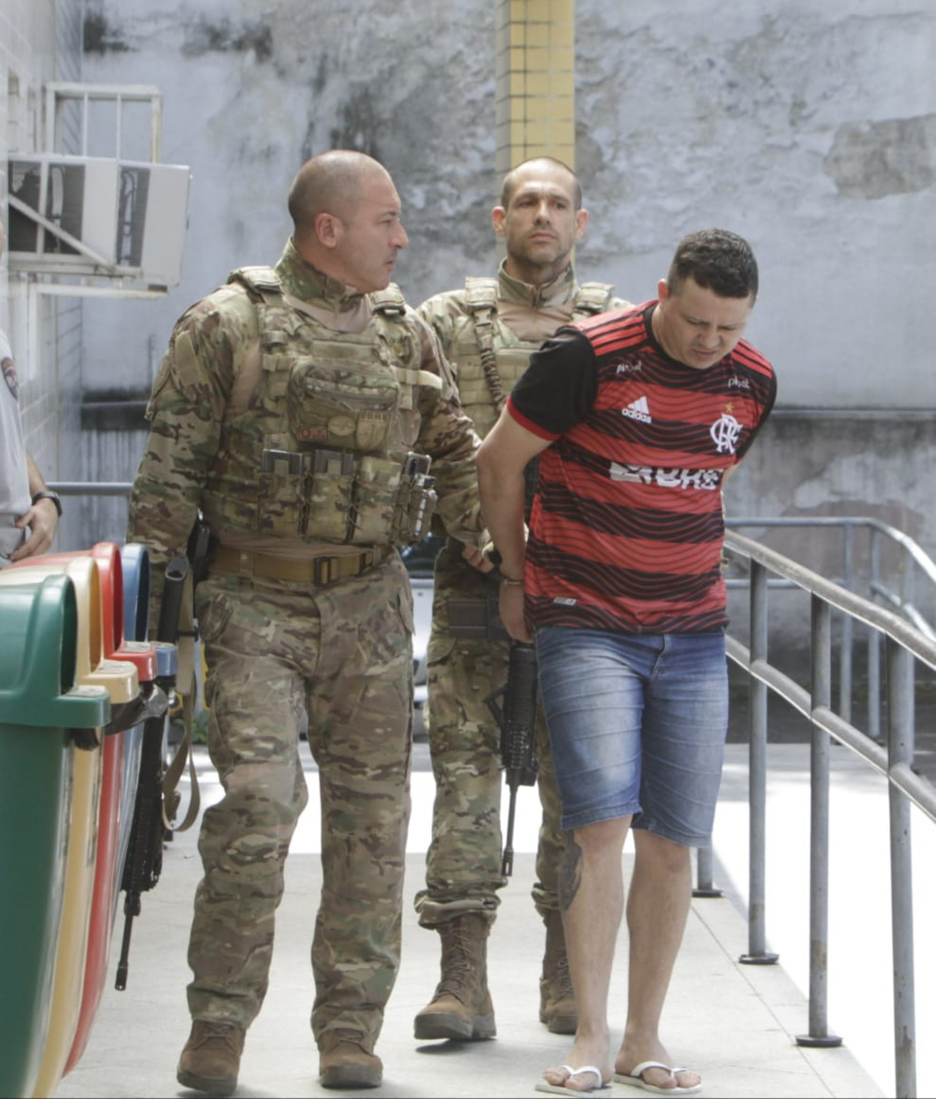 Berg Coringa passou por exame de corpo de delito no Instituto M&eacute;dico Legal Afr&acirc;nio Peixoto, no Centro do Rio, no fim da manh&atilde;. Ele &eacute; investigado por homic&iacute;dios, tr&aacute;fico e outros crimes no Rio Grande do Norte