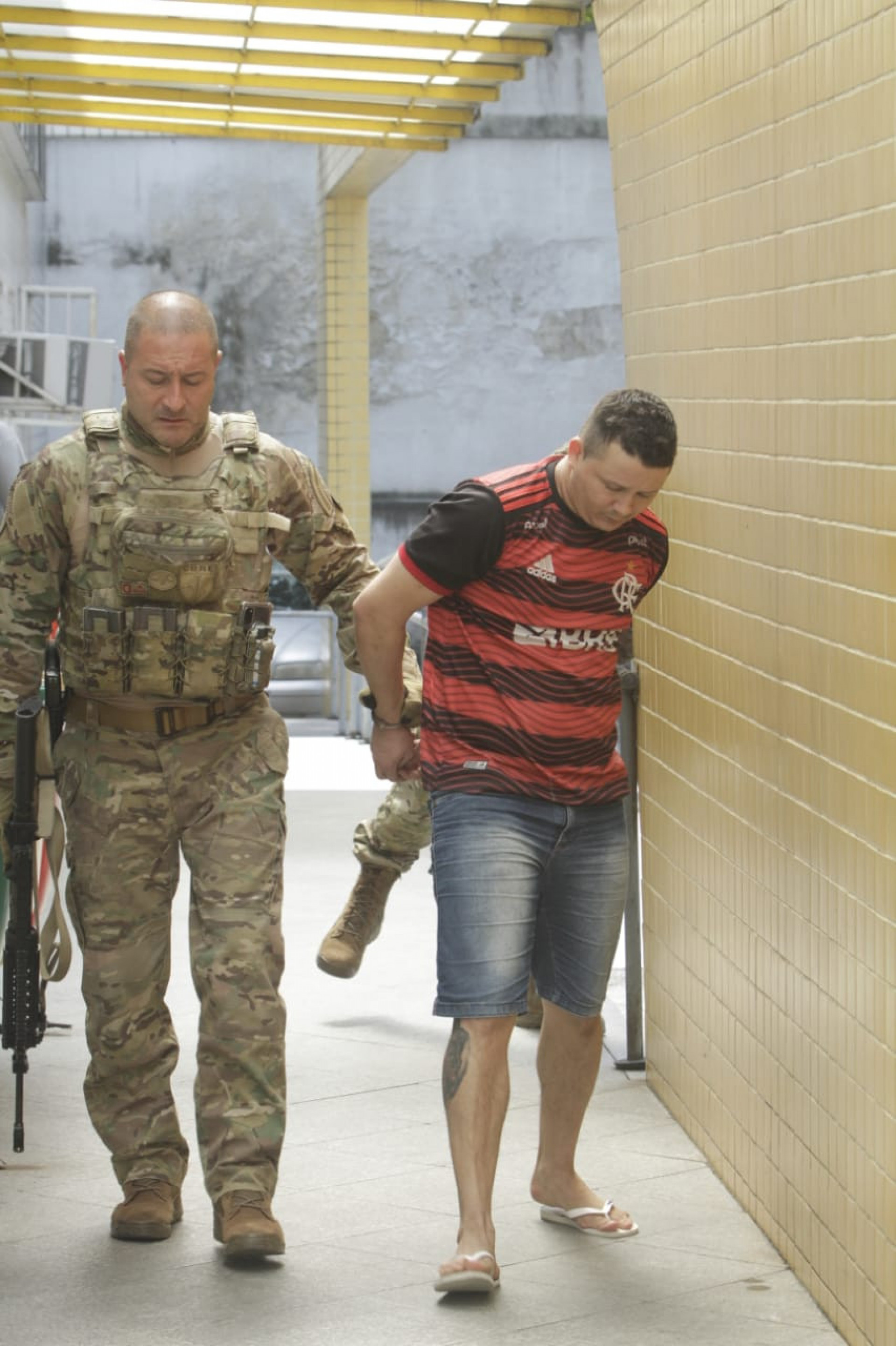 Berg Coringa passou por exame de corpo de delito no Instituto M&eacute;dico Legal Afr&acirc;nio Peixoto, no Centro do Rio, no fim da manh&atilde;. Ele &eacute; investigado por homic&iacute;dios, tr&aacute;fico e outros crimes no Rio Grande do Norte