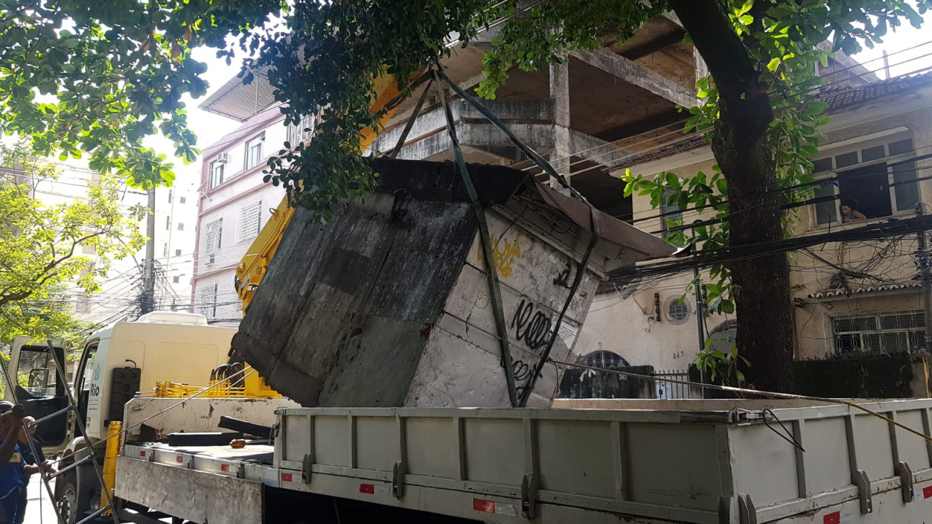 Prefeitura remove banca de jornal abandonada no Andara&iacute;  - Divulga&ccedil;&atilde;o / Seop