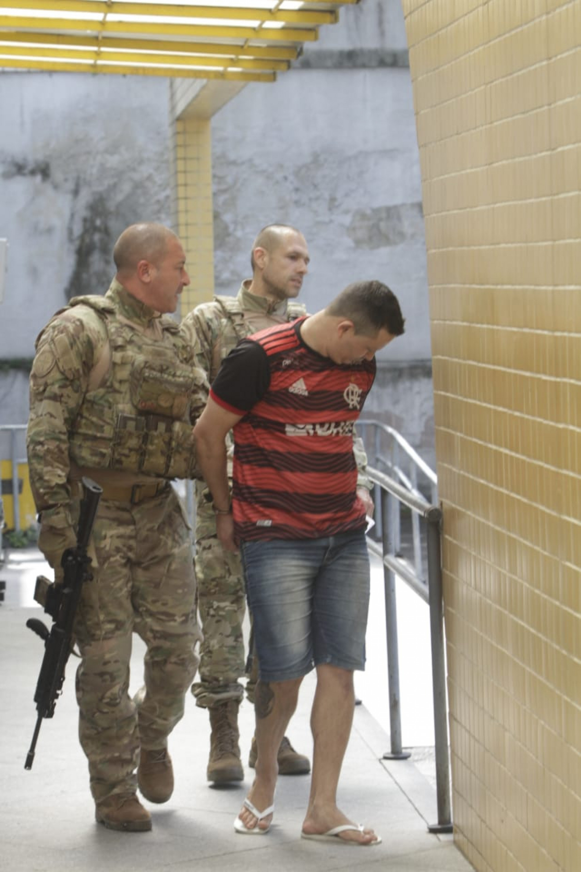 Berg Coringa passou por exame de corpo de delito no Instituto M&eacute;dico Legal Afr&acirc;nio Peixoto, no Centro do Rio, no fim da manh&atilde;. Ele &eacute; investigado por homic&iacute;dios, tr&aacute;fico e outros crimes no Rio Grande do Norte