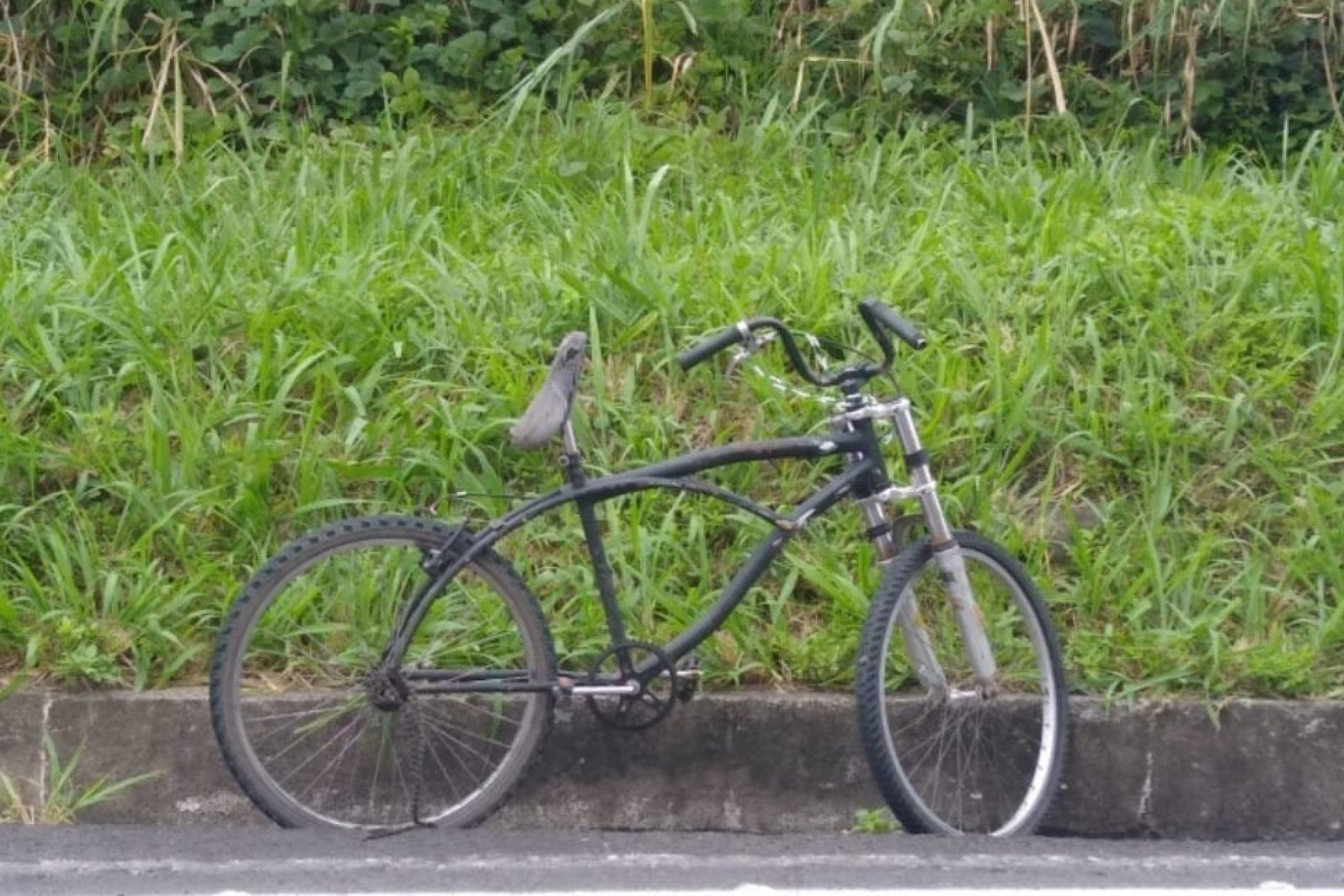 O ciclista que pilotava esta bicicleta envolvida no acidente com caminh&atilde;o e um carro de passeio teve ferimentos leves. - Divulga&ccedil;&atilde;o