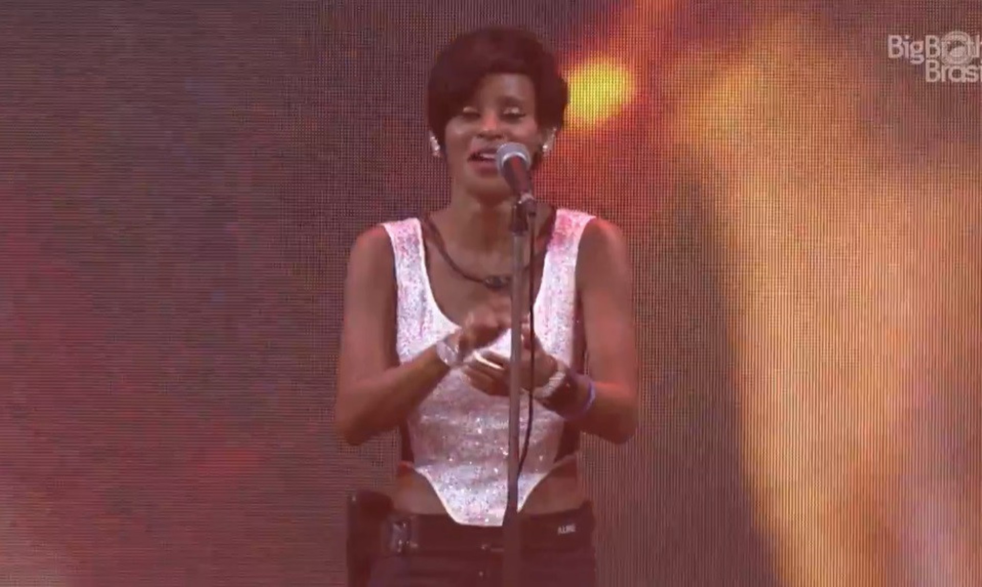 Aline anima brothers durante festa do líder - Reprodução da TV Globo