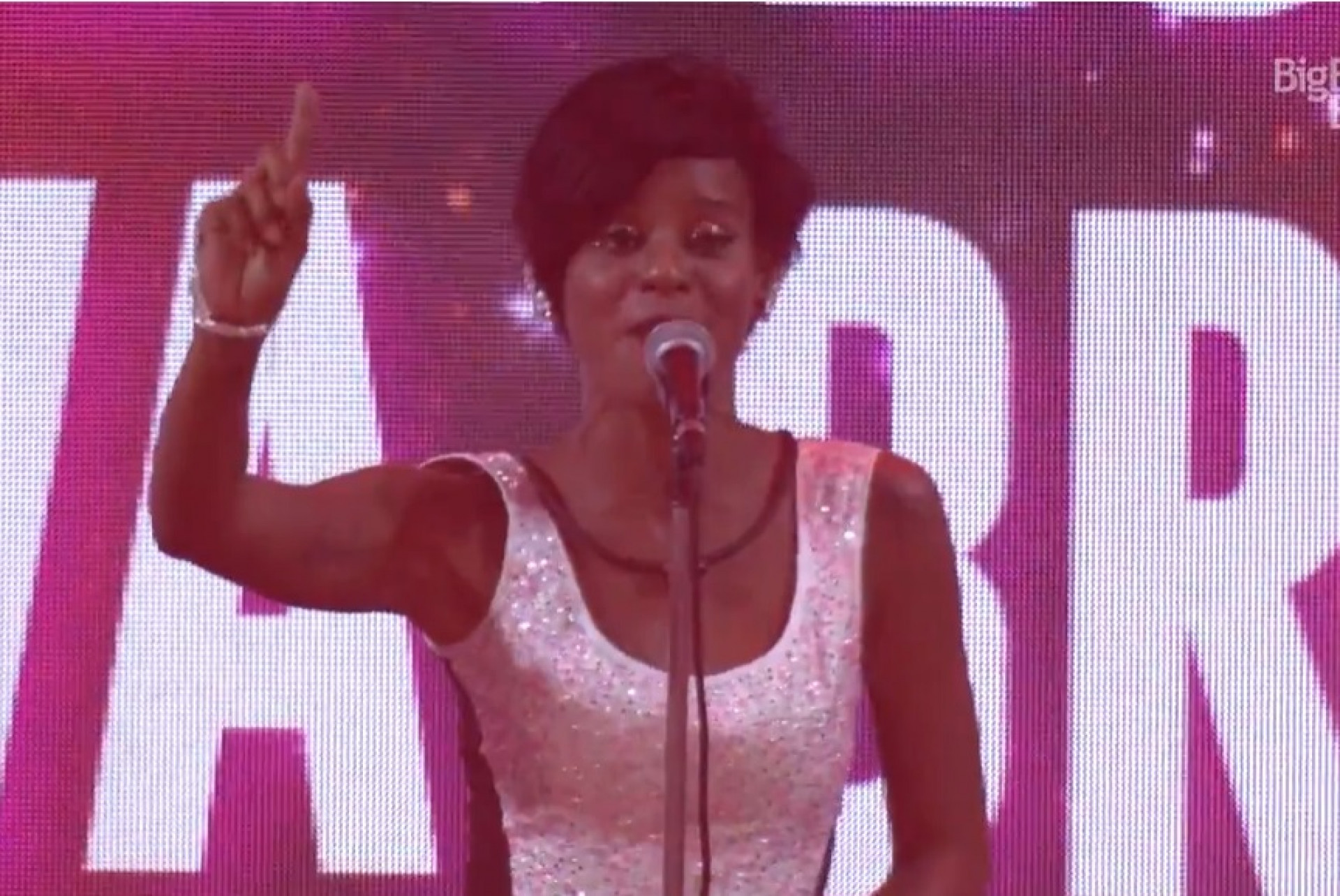 Aline anima brothers durante festa do líder - Reprodução da TV Globo