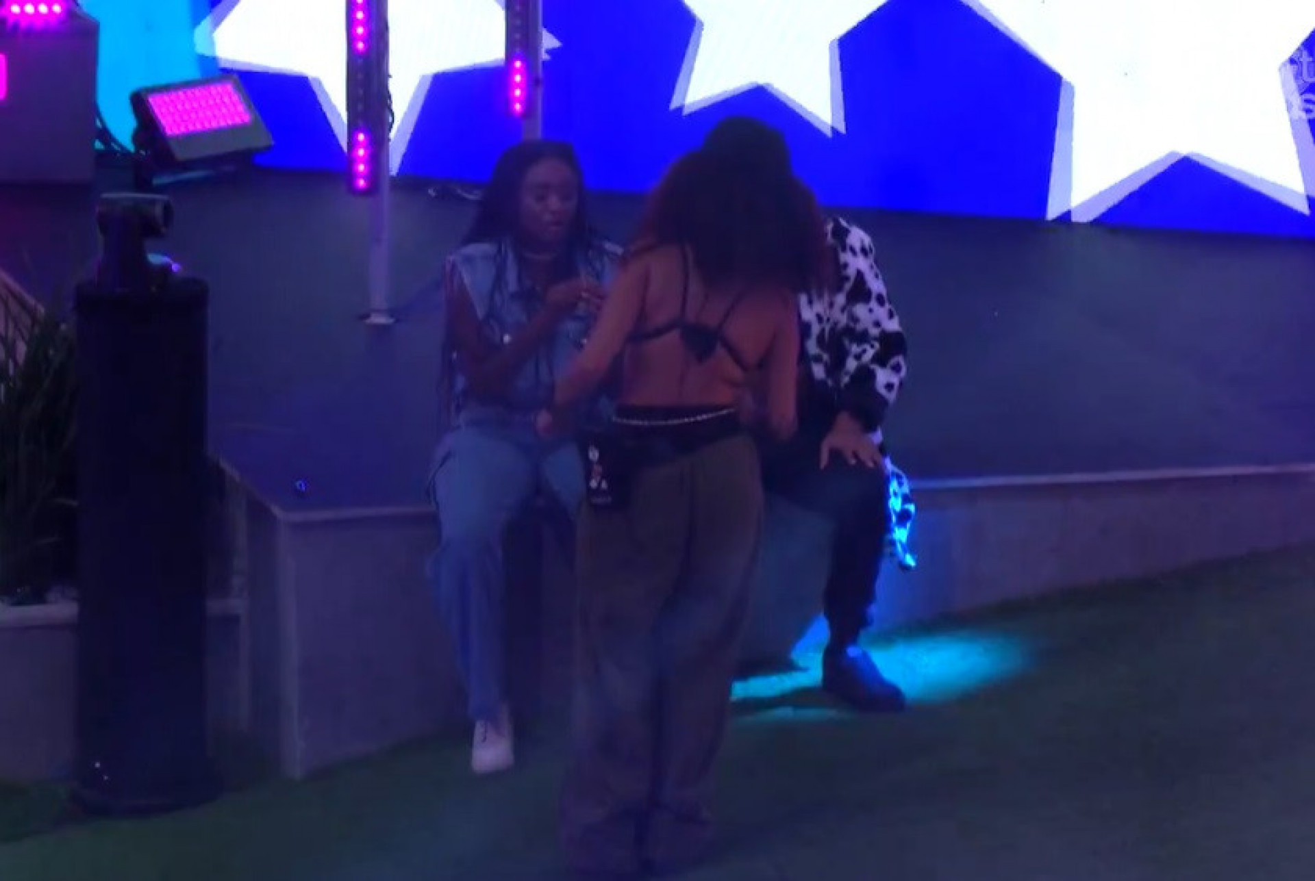 Domitila conversa com Ricardo e Sarah na festa da líder Aline  - Reprodução da TV Globo