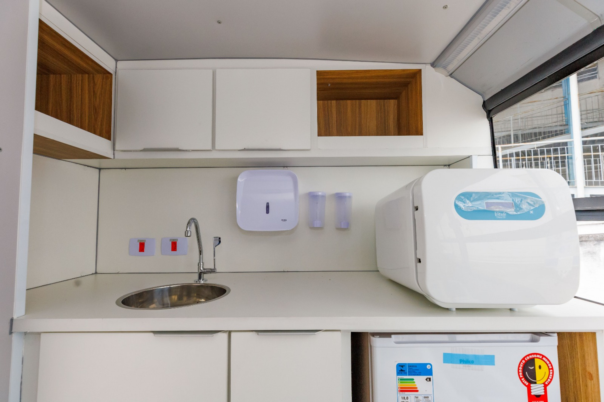 Ônibus totalmente adaptado para oferecer atendimento médico e odontológico - Bruno Nepomuceno / Prefeitura de Teresópolis