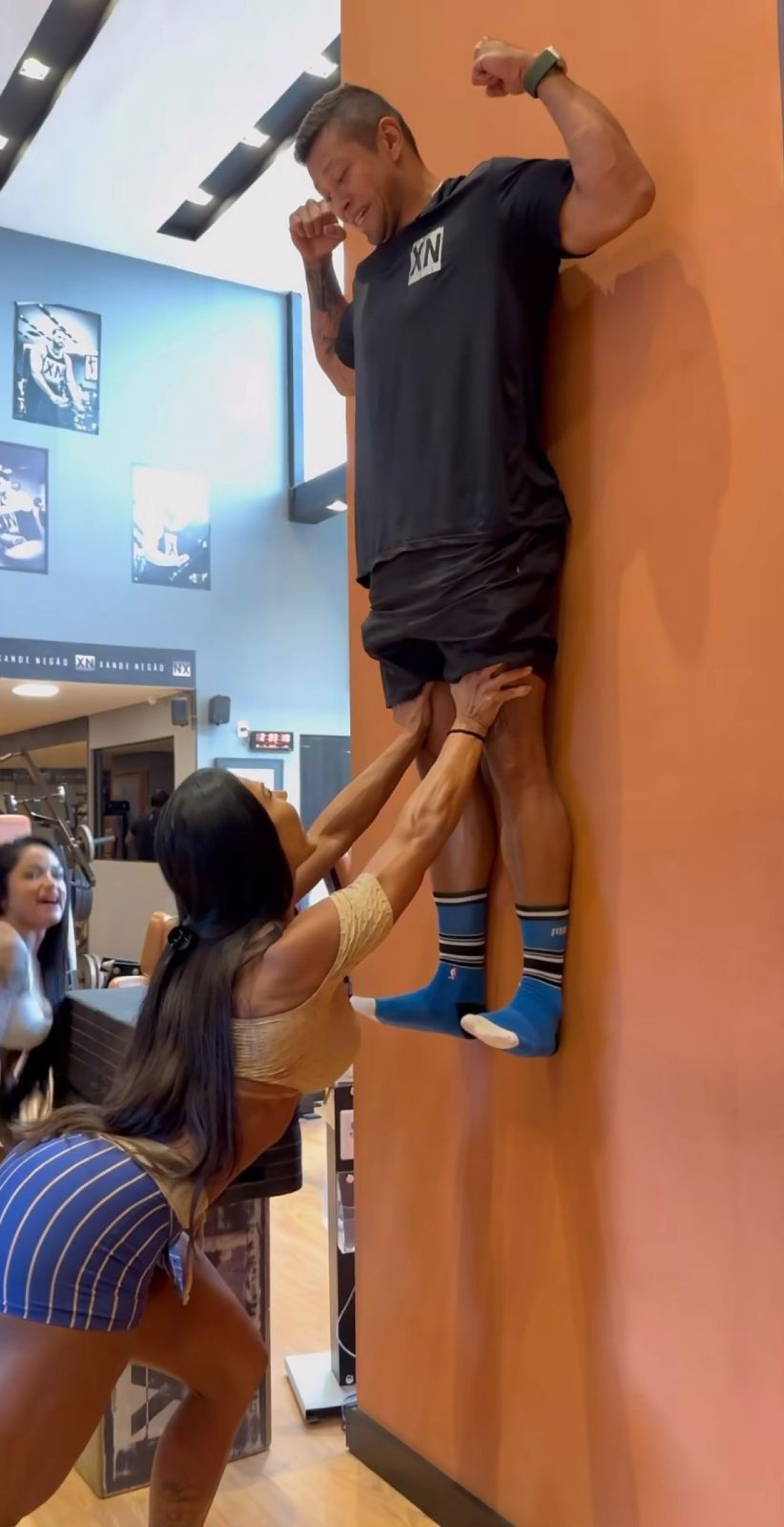 Gracyanne Barbosa mostra toda sua força sustentando amigos na parede - Reprodução / Instagram