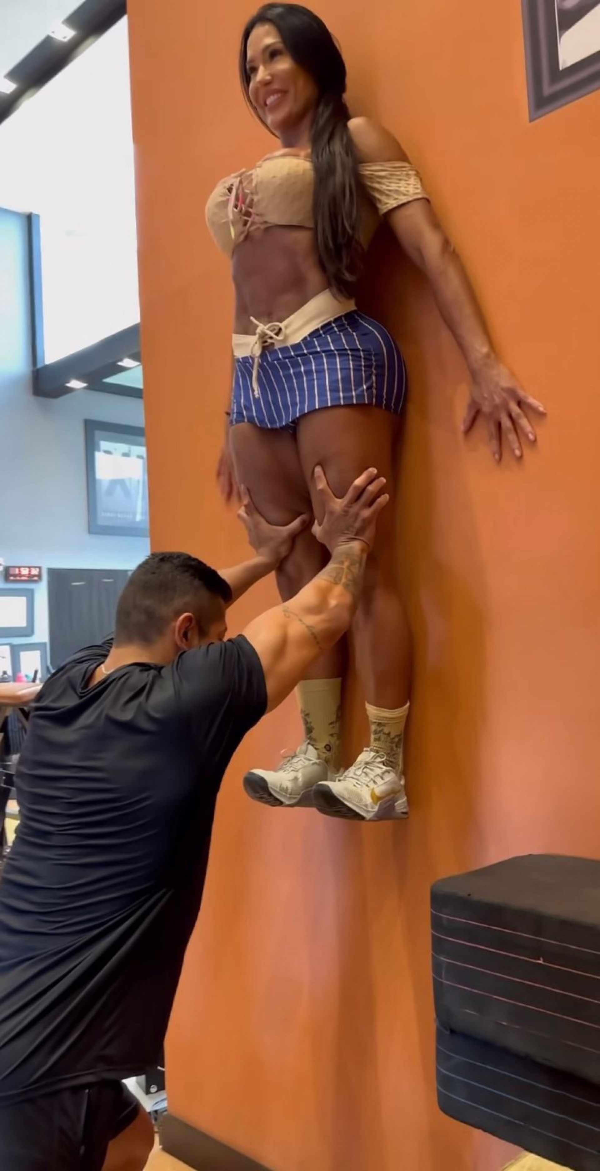 Gracyanne Barbosa mostra toda sua força sustentando amigos na parede - Reprodução / Instagram